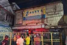 Petugas pemadam kebakaran bersama warga melakukan pengecekan usai kebakaran yang menghanguskan neon box dan sebagian atap Ruko Sanya di Jalan Dr Muwardi, Cianjur, Rabu (14/1/2026).