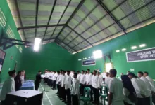 Kepala Desa Pagelaran, Rachmat Rusyandi, melantik 30 Ketua RT dan 6 Ketua RW terpilih di Gedung Desa Pagelaran, Kecamatan Pagelaran, Kabupaten Cianjur.