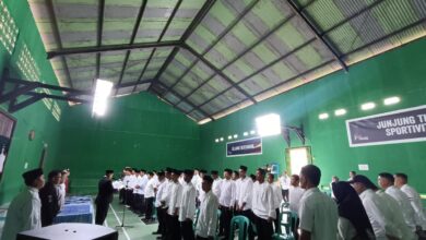 Kepala Desa Pagelaran, Rachmat Rusyandi, melantik 30 Ketua RT dan 6 Ketua RW terpilih di Gedung Desa Pagelaran, Kecamatan Pagelaran, Kabupaten Cianjur.