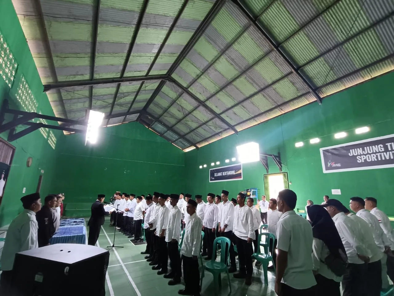 Kepala Desa Pagelaran, Rachmat Rusyandi, melantik 30 Ketua RT dan 6 Ketua RW terpilih di Gedung Desa Pagelaran, Kecamatan Pagelaran, Kabupaten Cianjur.