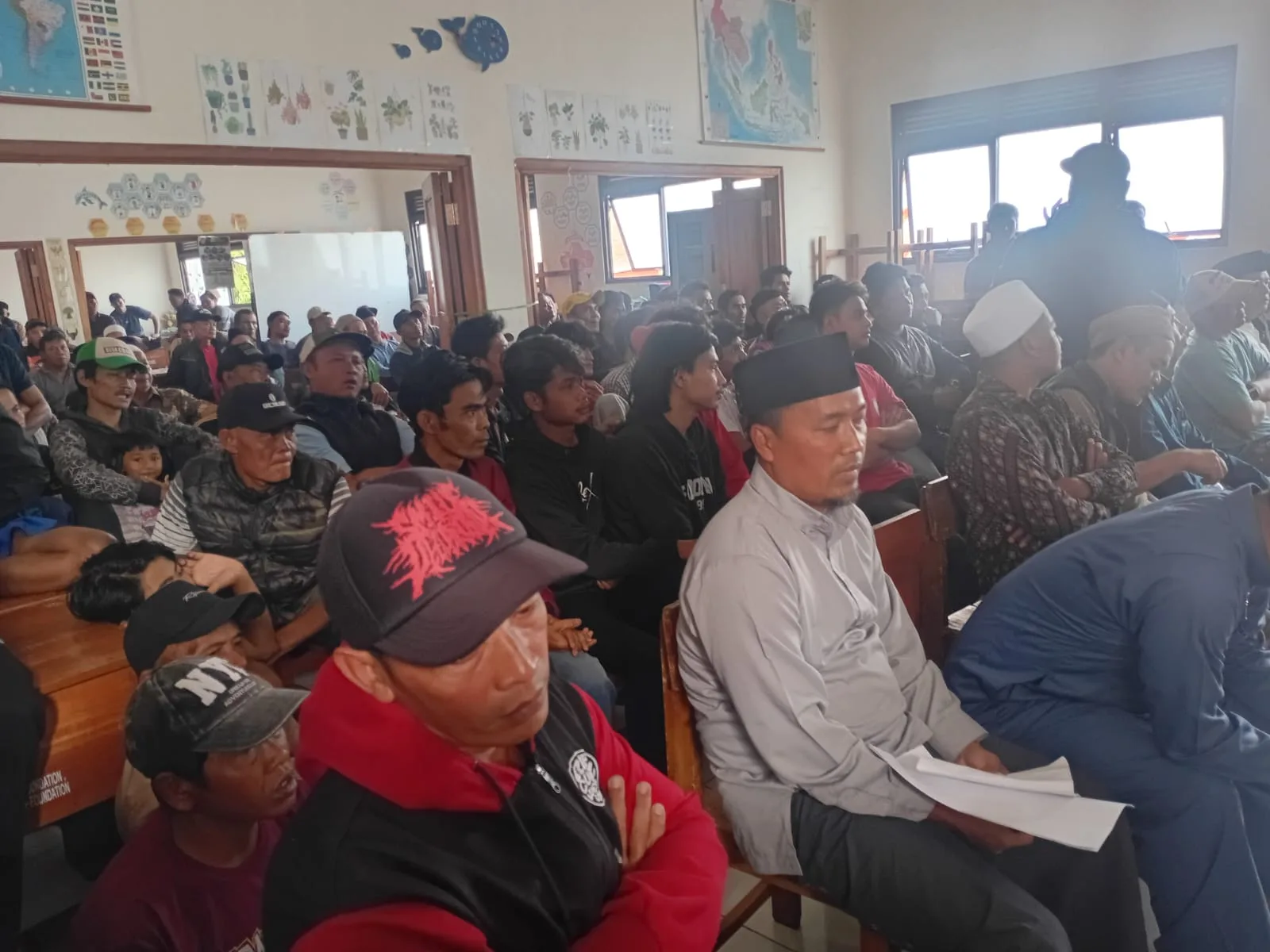 Ratusan Warga Desa Benjot Cugenang Tolak Pembukaan Kandang Ayam