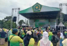 Ribuan peserta memadati kawasan Puncak Resort, Pacet, saat Kementerian Agama Kabupaten Cianjur menggelar kegiatan Jalan Sehat Kerukunan Bergerak Bersama Peduli Bencana, Sabtu (17/1/2026).