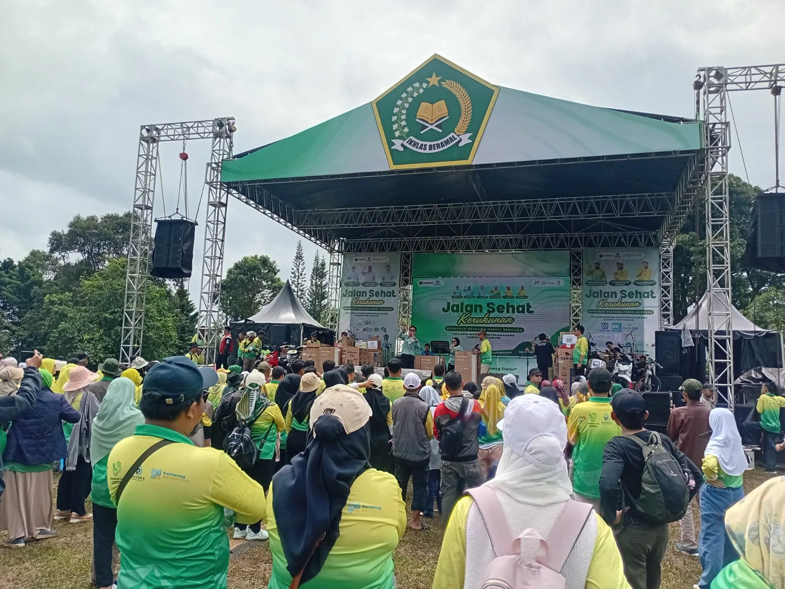 Ribuan peserta memadati kawasan Puncak Resort, Pacet, saat Kementerian Agama Kabupaten Cianjur menggelar kegiatan Jalan Sehat Kerukunan Bergerak Bersama Peduli Bencana, Sabtu (17/1/2026).