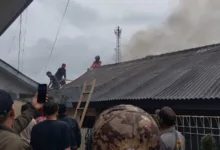 Petugas pemadam kebakaran dan Warga berjibaku memadamkan api yang menghanguskan empat rumah di Kampung Babakan Situ, Desa Cipanas, Kabupaten Cianjur, Sabtu (17/1/2026). Kebakaran diduga dipicu korsleting listrik.