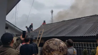 Petugas pemadam kebakaran dan Warga berjibaku memadamkan api yang menghanguskan empat rumah di Kampung Babakan Situ, Desa Cipanas, Kabupaten Cianjur, Sabtu (17/1/2026). Kebakaran diduga dipicu korsleting listrik.