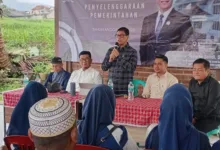 Anggota Komisi III DPRD Jawa Barat H. Onnie S. Sandi, SE, saat menyampaikan sosialisasi program Universal Health Coverage (UHC) kepada warga di Desa Sukamanah, Kecamatan Cugenang, Kabupaten Cianjur, Minggu (18/1/2025).