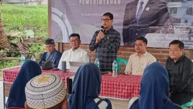 Anggota Komisi III DPRD Jawa Barat H. Onnie S. Sandi, SE, saat menyampaikan sosialisasi program Universal Health Coverage (UHC) kepada warga di Desa Sukamanah, Kecamatan Cugenang, Kabupaten Cianjur, Minggu (18/1/2025).