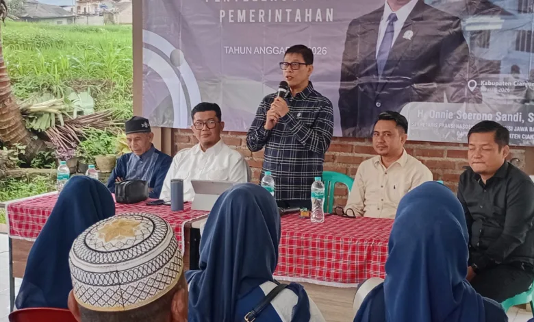 Anggota Komisi III DPRD Jawa Barat H. Onnie S. Sandi, SE, saat menyampaikan sosialisasi program Universal Health Coverage (UHC) kepada warga di Desa Sukamanah, Kecamatan Cugenang, Kabupaten Cianjur, Minggu (18/1/2025).