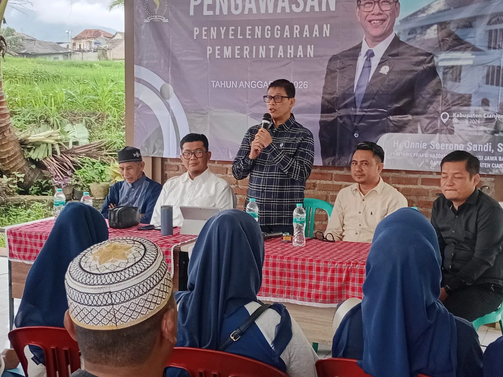Anggota Komisi III DPRD Jawa Barat H. Onnie S. Sandi, SE, saat menyampaikan sosialisasi program Universal Health Coverage (UHC) kepada warga di Desa Sukamanah, Kecamatan Cugenang, Kabupaten Cianjur, Minggu (18/1/2025).