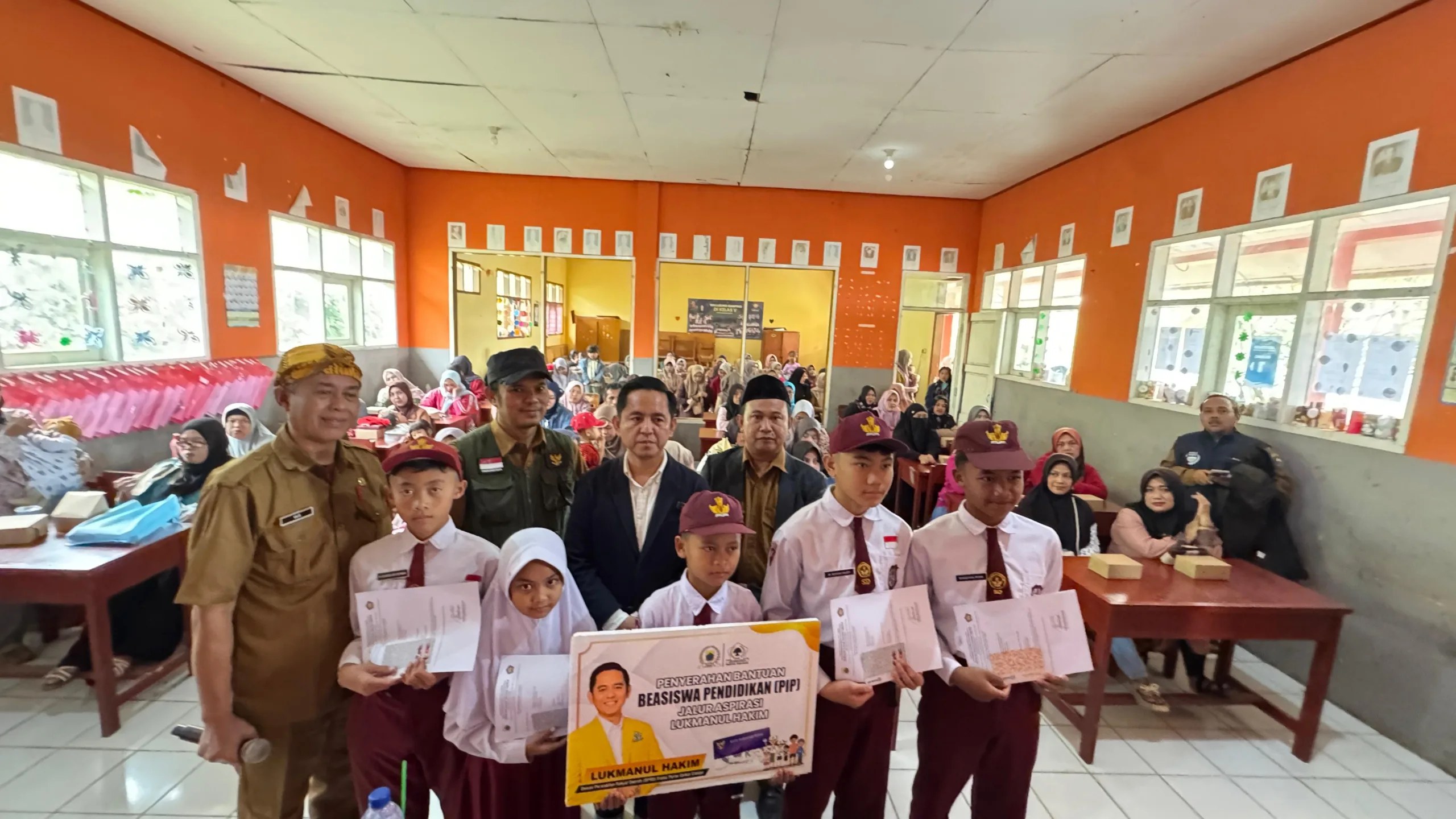 Anggota DPRD Cianjur Fraksi Golkar, Lukmanul Hakim Salurkan Beasiswa PIP untuk 180 Siswa di Batulawang