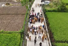 Bupati Cianjur dr. Mohammad Wahyu bersama jajaran dan warga meninjau langsung jalan beton yang baru diresmikan di Desa Ciharashas, Kecamatan Cilaku. Infrastruktur baru ini diharapkan memperlancar akses masyarakat sekaligus mendorong pertumbuhan ekonomi desa.