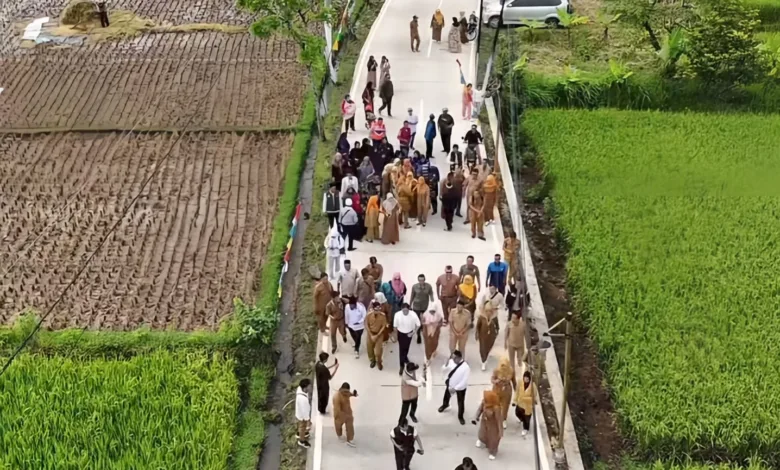 Bupati Cianjur dr. Mohammad Wahyu bersama jajaran dan warga meninjau langsung jalan beton yang baru diresmikan di Desa Ciharashas, Kecamatan Cilaku. Infrastruktur baru ini diharapkan memperlancar akses masyarakat sekaligus mendorong pertumbuhan ekonomi desa.