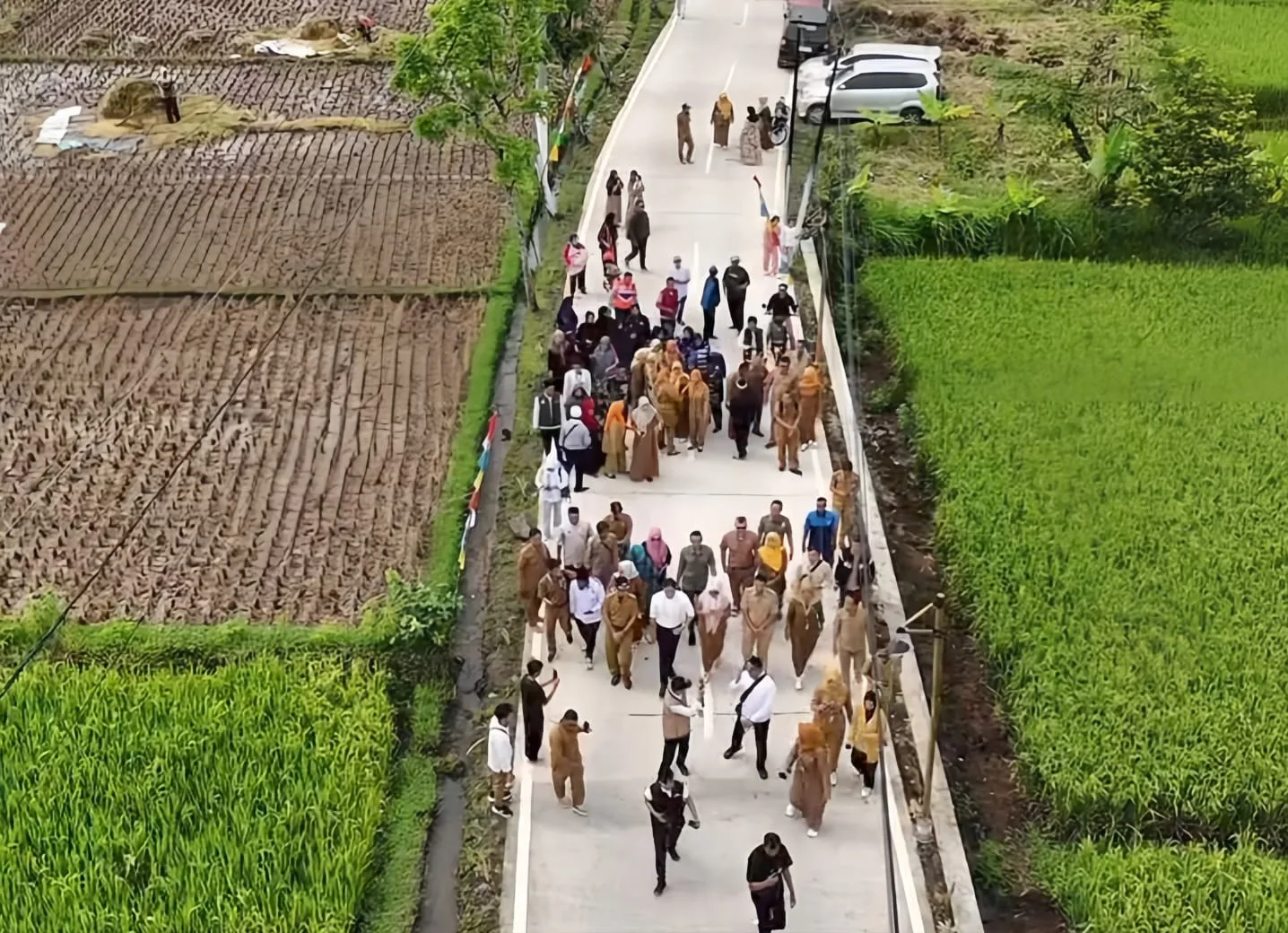 Bupati Cianjur dr. Mohammad Wahyu bersama jajaran dan warga meninjau langsung jalan beton yang baru diresmikan di Desa Ciharashas, Kecamatan Cilaku. Infrastruktur baru ini diharapkan memperlancar akses masyarakat sekaligus mendorong pertumbuhan ekonomi desa.
