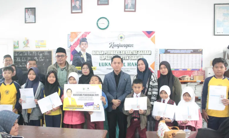 Tekan Angka Putus Sekolah di Cianjur, Lukmanul Hakim Salurkan Beasiswa PIP Aspirasi untuk 351 Siswa SDN Giri Mukti