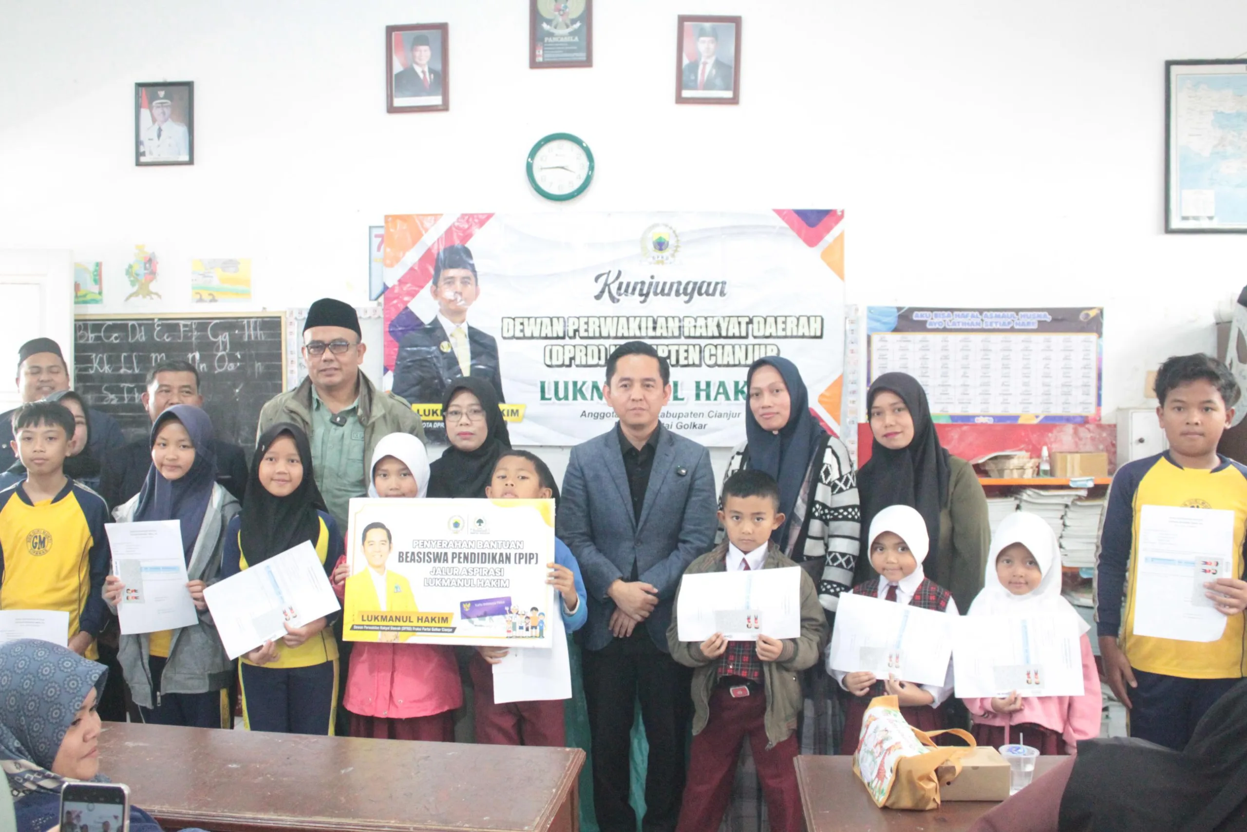 Tekan Angka Putus Sekolah di Cianjur, Lukmanul Hakim Salurkan Beasiswa PIP Aspirasi untuk 351 Siswa SDN Giri Mukti