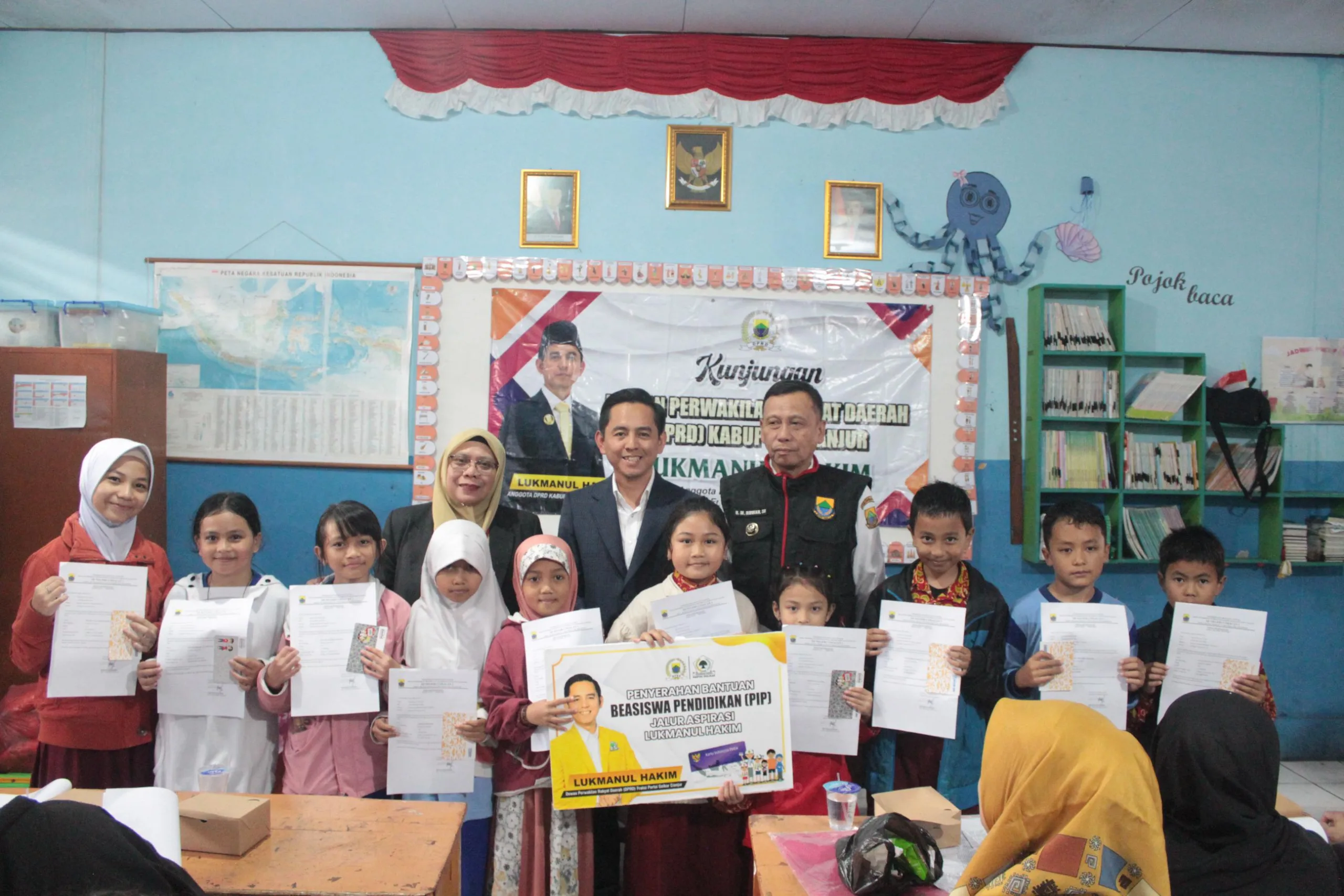 Peduli Pendidikan, Anggota DPRD Cianjur Fraksi Golkar, Lukmanul Hakim Salurkan Beasiswa PIP Aspirasi di SDN 1 Cimacan