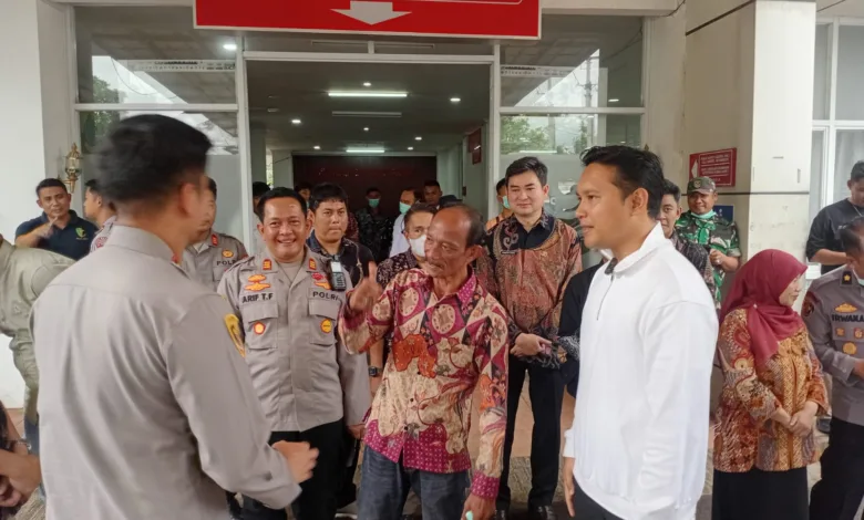 Bupati Cianjur dr. M. Wahyu Ferdian saat meninjau korban Keracunan Jamur Liar di IGD RSUD Sayang Cianjur pada Kamis, 22 Januari 2026.