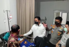 Bupati Cianjur dr. M. Wahyu Ferdian bersama Kapolres Cianjur menjenguk korban dugaan keracunan jamur liar yang tengah menjalani perawatan di IGD RSUD Sayang Cianjur, Kamis (22/1/2026).