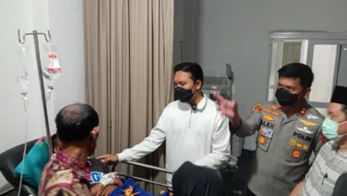 Bupati Cianjur dr. M. Wahyu Ferdian bersama Kapolres Cianjur menjenguk korban dugaan keracunan jamur liar yang tengah menjalani perawatan di IGD RSUD Sayang Cianjur, Kamis (22/1/2026).