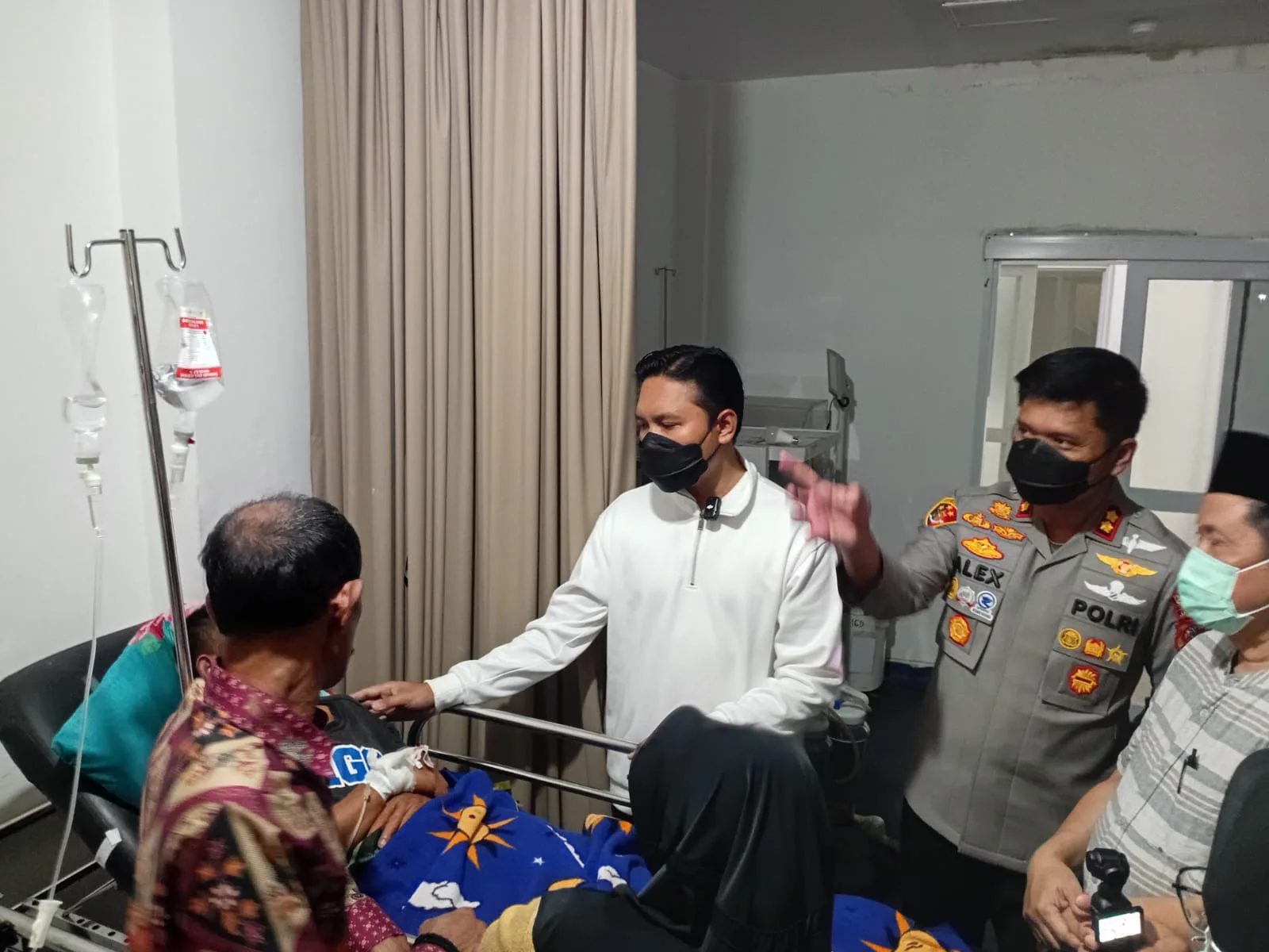 Bupati Cianjur dr. M. Wahyu Ferdian bersama Kapolres Cianjur menjenguk korban dugaan keracunan jamur liar yang tengah menjalani perawatan di IGD RSUD Sayang Cianjur, Kamis (22/1/2026).