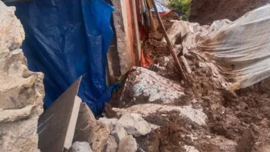 Kondisi rumah warga di Kampung Gunung Batu, Desa Sindangjaya, Cipanas, Cianjur, yang jebol tertimbun material longsor akibat hujan deras.