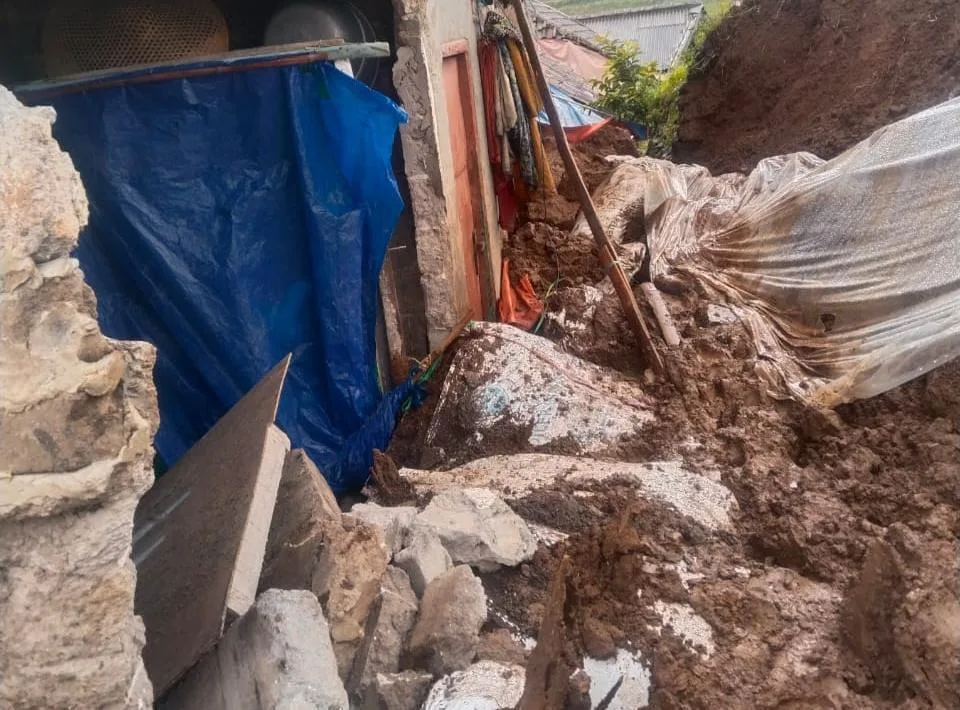 Kondisi rumah warga di Kampung Gunung Batu, Desa Sindangjaya, Cipanas, Cianjur, yang jebol tertimbun material longsor akibat hujan deras.