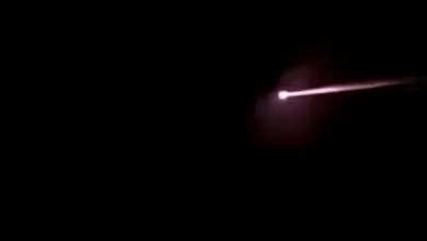 Benda langit bercahaya diduga meteor melintas di langit Sindangbarang, Cianjur, Kamis (22/1/2026) malam. Fenomena ini disertai suara dentuman dan jejak cahaya panjang yang menggegerkan warga pesisir selatan Cianjur.