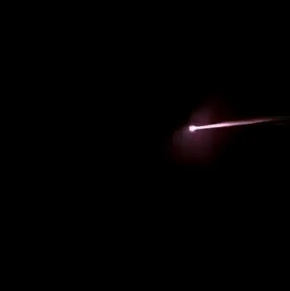 Benda langit bercahaya diduga meteor melintas di langit Sindangbarang, Cianjur, Kamis (22/1/2026) malam. Fenomena ini disertai suara dentuman dan jejak cahaya panjang yang menggegerkan warga pesisir selatan Cianjur.