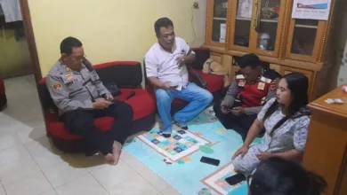 Aparat kepolisian Polsek Cikalongkulon melakukan pengecekan TKP di rumah korban dugaan keracunan jamur liar di Kampung Tugaran, Desa Sukamulya, Cikalongkulon, Cianjur.
