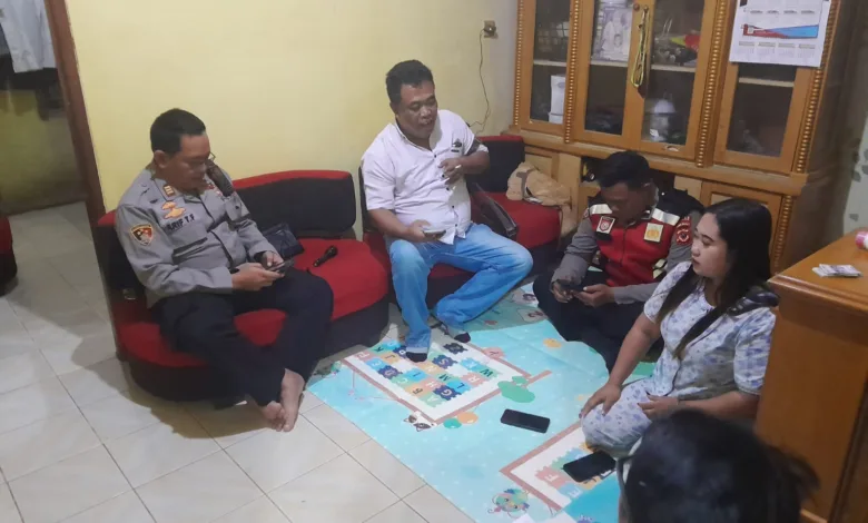 Aparat kepolisian Polsek Cikalongkulon melakukan pengecekan TKP di rumah korban dugaan keracunan jamur liar di Kampung Tugaran, Desa Sukamulya, Cikalongkulon, Cianjur.