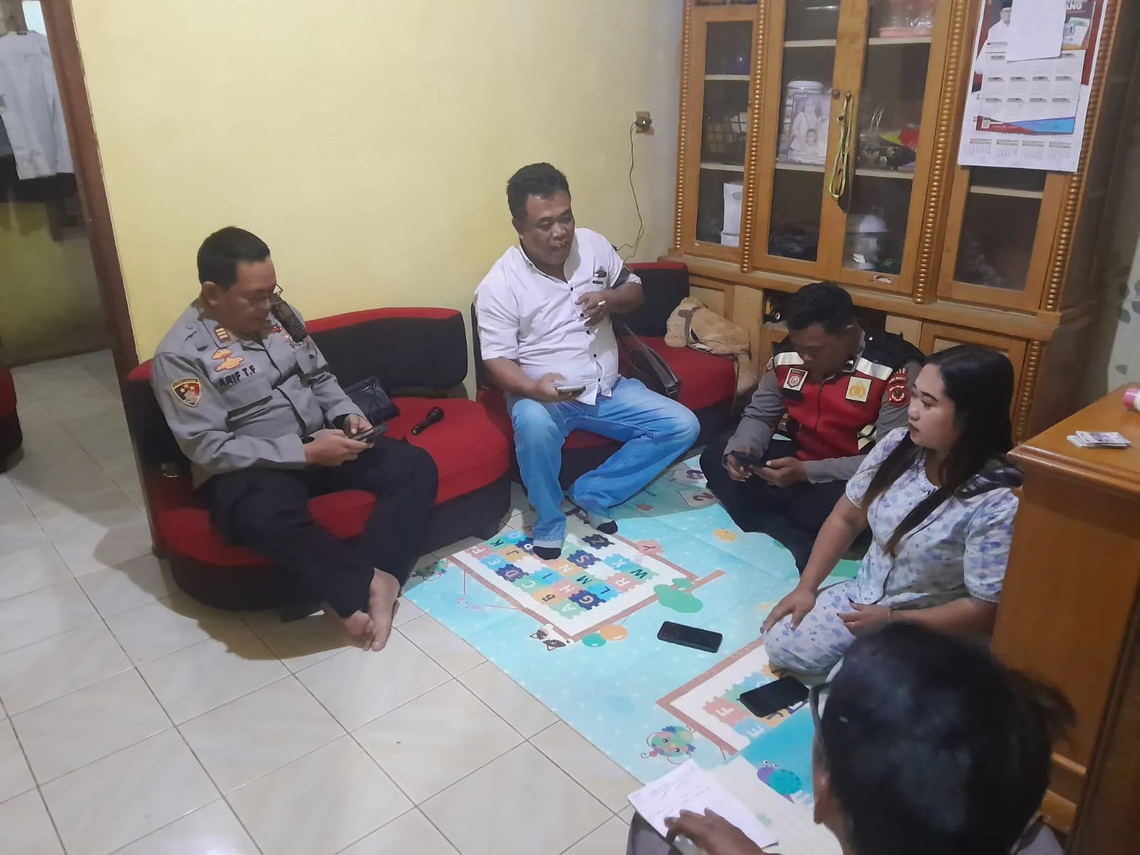 Aparat kepolisian Polsek Cikalongkulon melakukan pengecekan TKP di rumah korban dugaan keracunan jamur liar di Kampung Tugaran, Desa Sukamulya, Cikalongkulon, Cianjur.