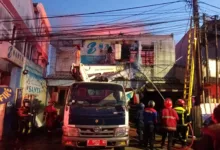 Petugas pemadam kebakaran dibantu aparat kepolisian dan instansi terkait berjibaku memadamkan kebakaran hebat yang melanda Toko Sanya di Jalan Dokter Muwardi, Cianjur, Sabtu (24/1/2026).