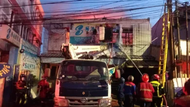 Petugas pemadam kebakaran dibantu aparat kepolisian dan instansi terkait berjibaku memadamkan kebakaran hebat yang melanda Toko Sanya di Jalan Dokter Muwardi, Cianjur, Sabtu (24/1/2026).