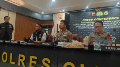 Kapolres Cianjur AKBP A. Alexander Yurikho Hadi saat konferensi pers pengungkapan kasus pembacokan terhadap seorang pemuda di Sukaluyu. Korban diserang pelaku akibat salah sasaran usai janji tawuran melalui medsos, Senin (26/1/2026). Foto: Fauzi/Cianjur Update