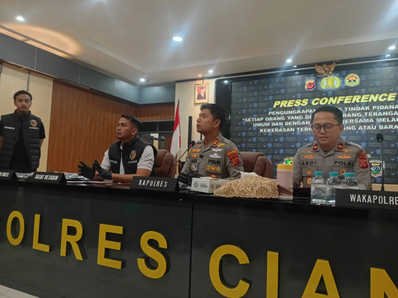 Kapolres Cianjur AKBP A. Alexander Yurikho Hadi saat konferensi pers pengungkapan kasus pembacokan terhadap seorang pemuda di Sukaluyu. Korban diserang pelaku akibat salah sasaran usai janji tawuran melalui medsos, Senin (26/1/2026). Foto: Fauzi/Cianjur Update