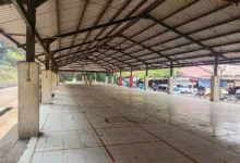 Lapak relokasi pedagang Pasar Bojong Meron di Pasar Induk Pasir Hayam tampak kosong dan minim aktivitas. Hingga kini, lokasi relokasi tersebut masih sepi pembeli. Foto: Fauzi/Cianjurupdate