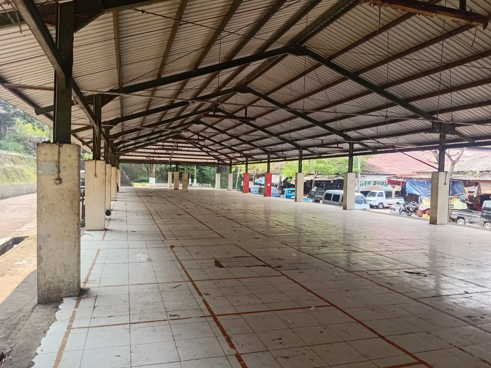 Lapak relokasi pedagang Pasar Bojong Meron di Pasar Induk Pasir Hayam tampak kosong dan minim aktivitas. Hingga kini, lokasi relokasi tersebut masih sepi pembeli. Foto: Fauzi/Cianjurupdate