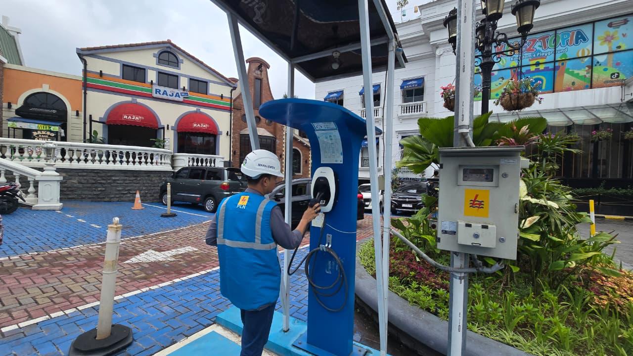 Petugas PLN melakukan pengecekan Stasiun Pengisian Kendaraan Listrik Umum (SPKLU) di wilayah Cianjur sebagai bagian dari pengembangan ekosistem kendaraan listrik ramah lingkungan. Foto: Istimewa
