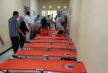 Petugas menyiapkan velbed darurat BNPB di fasilitas kesehatan saat puluhan siswa SD Wargasari, Kadupandak, Cianjur, akan menjalani penanganan medis akibat dugaan keracunan, Selasa (27/1/2026). Foto: Istimewa