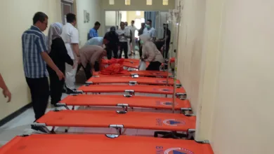 Petugas menyiapkan velbed darurat BNPB di fasilitas kesehatan saat puluhan siswa SD Wargasari, Kadupandak, Cianjur, akan menjalani penanganan medis akibat dugaan keracunan, Selasa (27/1/2026). Foto: Istimewa