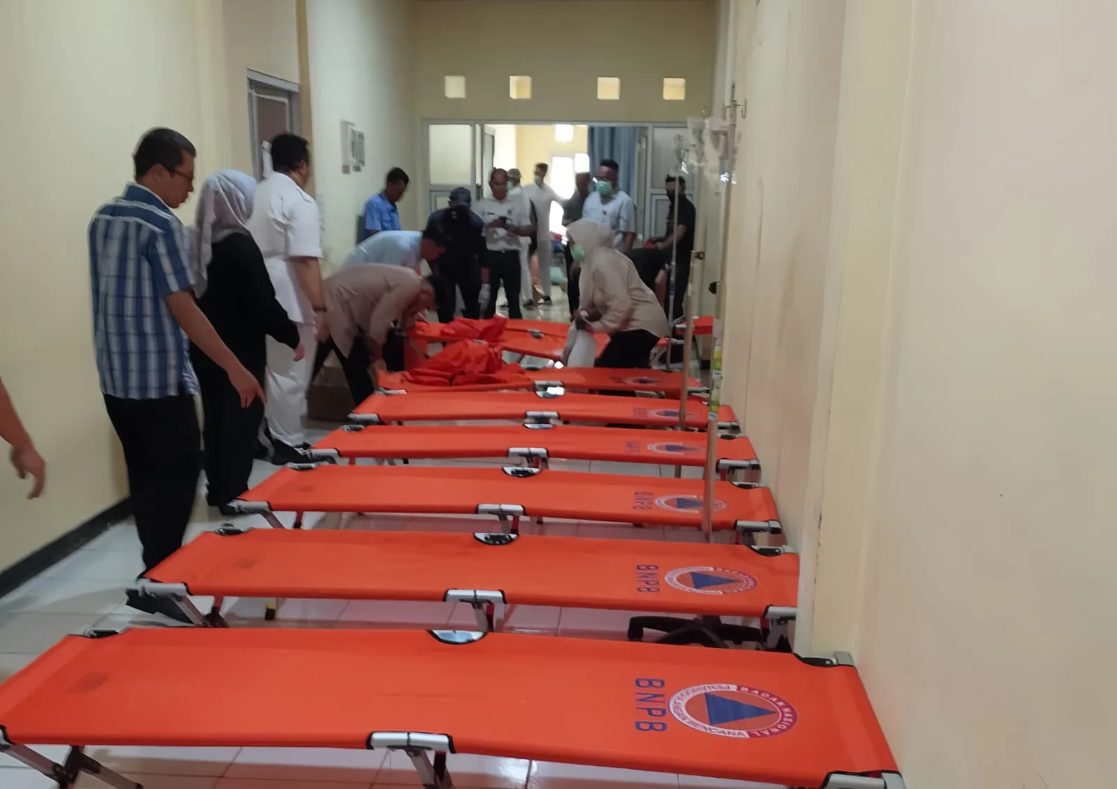 Petugas menyiapkan velbed darurat BNPB di fasilitas kesehatan saat puluhan siswa SD Wargasari, Kadupandak, Cianjur, akan menjalani penanganan medis akibat dugaan keracunan, Selasa (27/1/2026). Foto: Istimewa