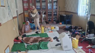 Sejumlah siswa SD di Desa Wargasari, Kecamatan Kadupandak, Cianjur, mendapatkan perawatan medis usai mengalami gejala diduga keracunan massal setelah menyantap menu Program Makan Bergizi Gratis (MBG), Selasa (27/1/2026). Foto: Istimewa