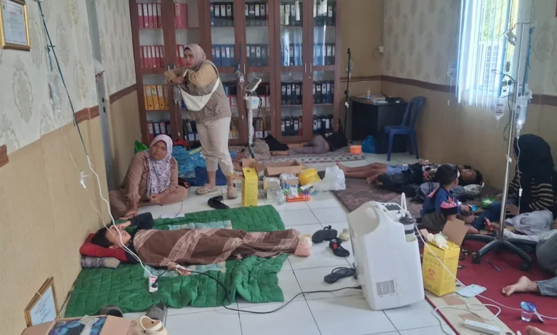 Sejumlah siswa SD di Desa Wargasari, Kecamatan Kadupandak, Cianjur, mendapatkan perawatan medis usai mengalami gejala diduga keracunan massal setelah menyantap menu Program Makan Bergizi Gratis (MBG), Selasa (27/1/2026). Foto: Istimewa