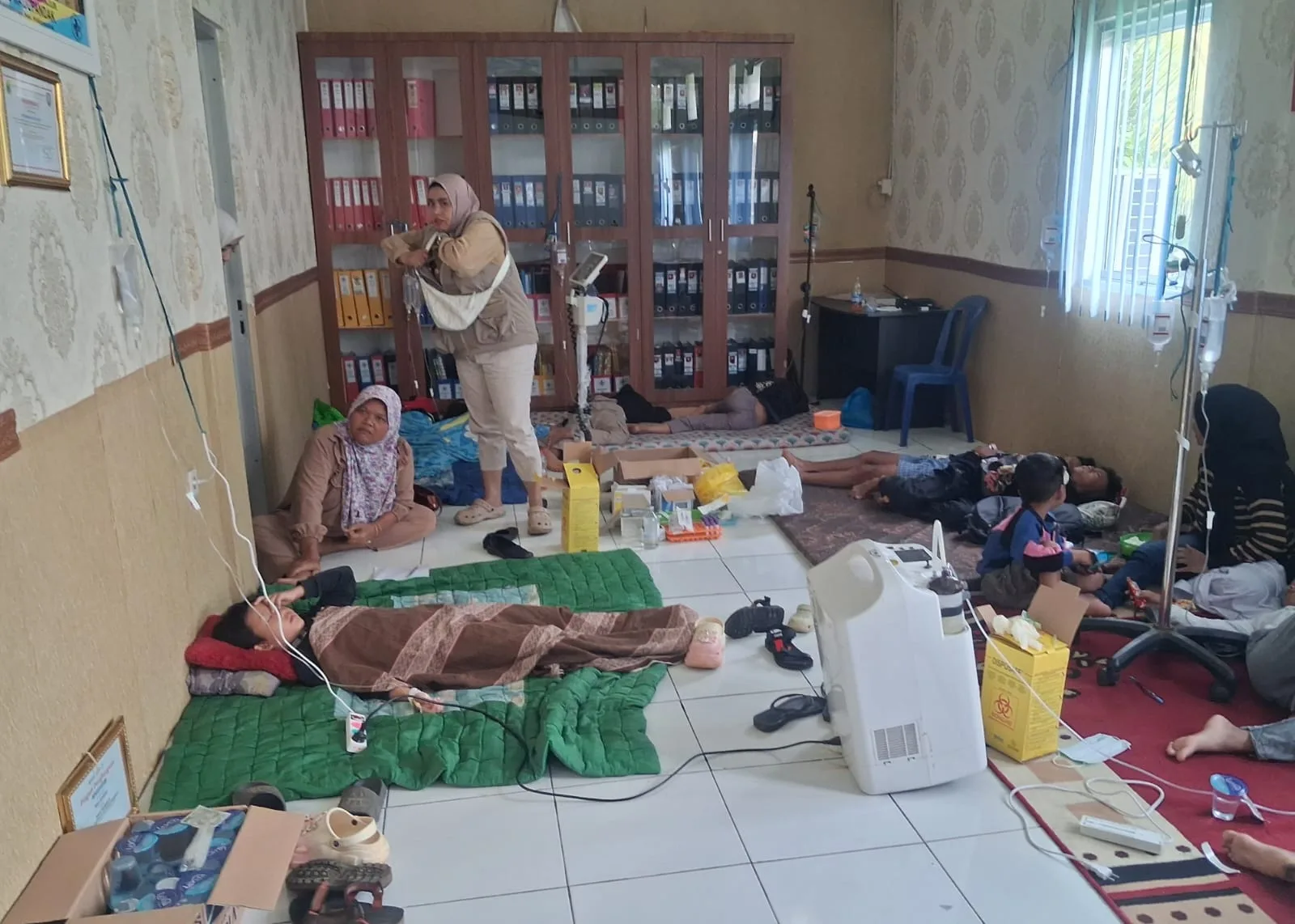 Sejumlah siswa SD di Desa Wargasari, Kecamatan Kadupandak, Cianjur, mendapatkan perawatan medis usai mengalami gejala diduga keracunan massal setelah menyantap menu Program Makan Bergizi Gratis (MBG), Selasa (27/1/2026). Foto: Istimewa