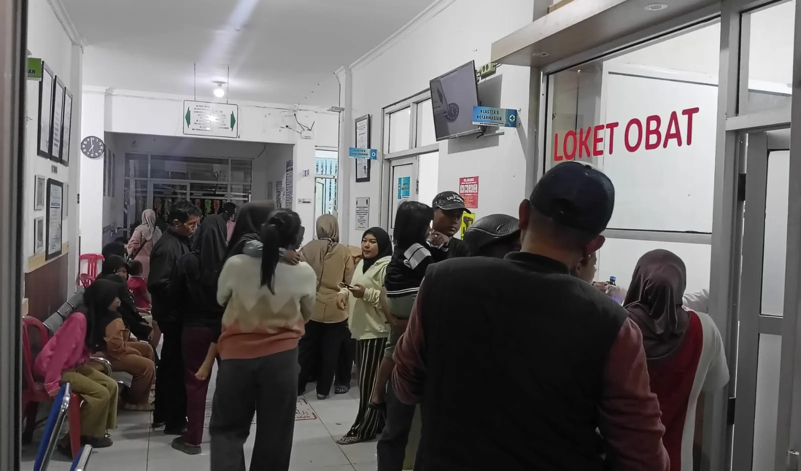 Suasana antrean orang tua siswa di fasilitas kesehatan usai ratusan warga Cikalongkulon, Cianjur, diduga mengalami keracunan makanan dari program Makan Bergizi Gratis (MBG), Selasa (27/1/2026). Foto: Istimewa