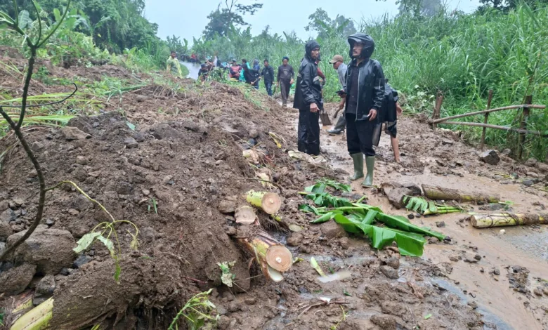 Aparat Polsek Cikalongkulon bersama pemerintah desa dan warga melakukan penanganan awal tanah longsor yang menutup jalur alternatif penghubung Desa Mekarsari–Mekarjaya, Kecamatan Cikalongkulon, Kabupaten Cianjur, Kamis (29/1/2026). Foto: Istimewa