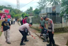 Petugas kepolisian melakukan olah tempat kejadian perkara (TKP) kasus dugaan penganiayaan terhadap kurir Shopee Express di Kampung Cinangka, Desa Mekarmulya, Kecamatan Pasirkuda, Kabupaten Cianjur, Kamis (29/1/2026). Foto: Istimewa