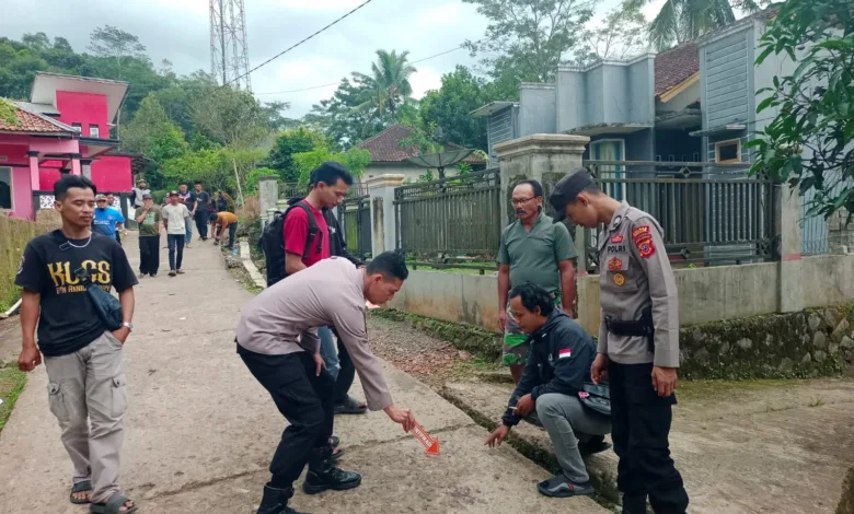 Petugas kepolisian melakukan olah tempat kejadian perkara (TKP) kasus dugaan penganiayaan terhadap kurir Shopee Express di Kampung Cinangka, Desa Mekarmulya, Kecamatan Pasirkuda, Kabupaten Cianjur, Kamis (29/1/2026). Foto: Istimewa