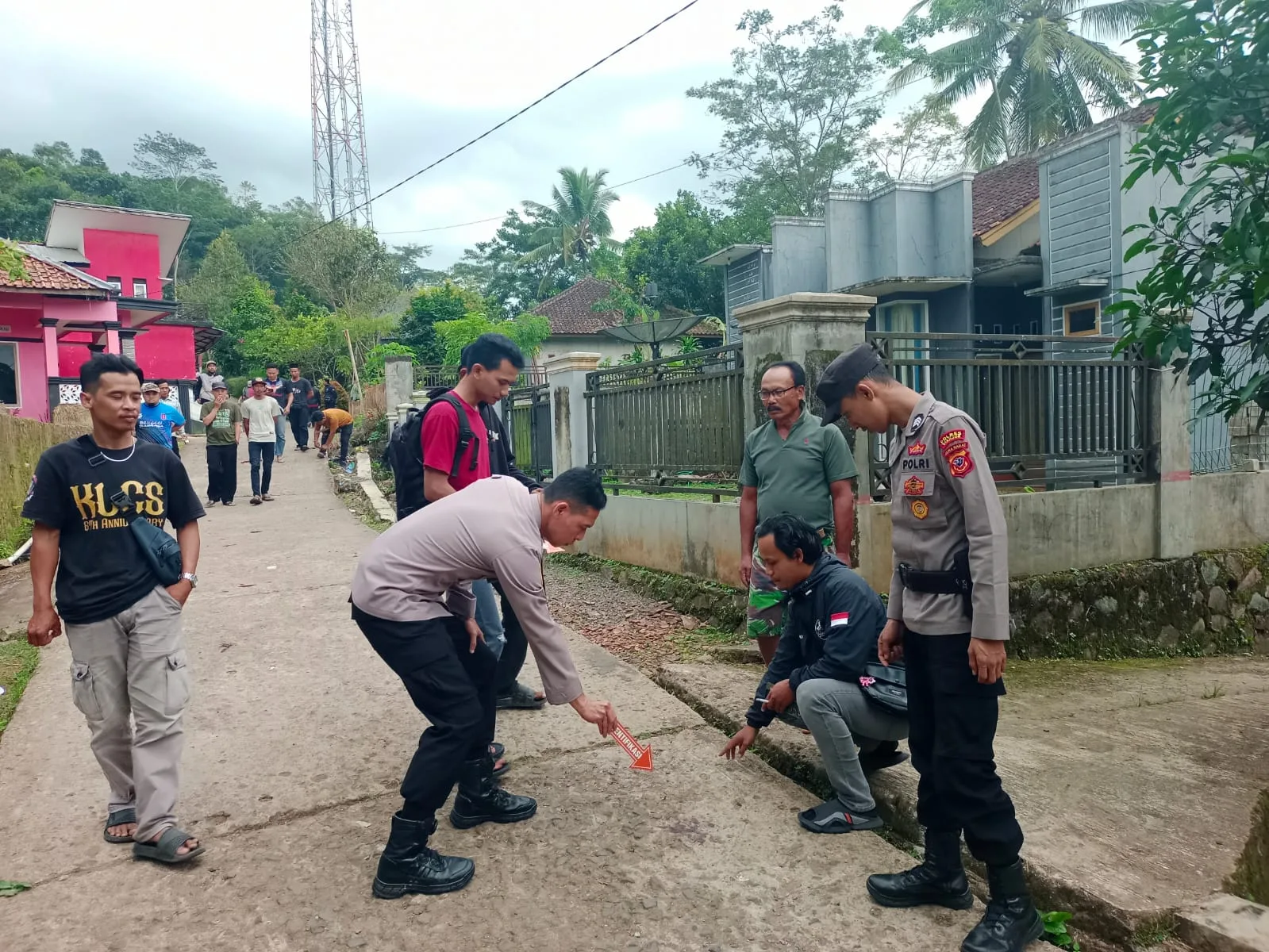Petugas kepolisian melakukan olah tempat kejadian perkara (TKP) kasus dugaan penganiayaan terhadap kurir Shopee Express di Kampung Cinangka, Desa Mekarmulya, Kecamatan Pasirkuda, Kabupaten Cianjur, Kamis (29/1/2026). Foto: Istimewa