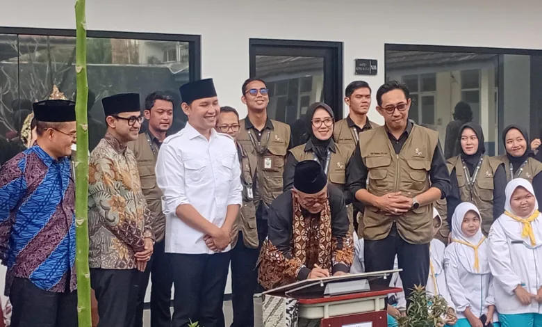 Menteri Pendidikan Dasar dan Menengah RI Abdul Mu’ti meresmikan Program Revitalisasi 83 Satuan Pendidikan di Kabupaten Cianjur yang dipusatkan di SMK Kesehatan Cianjur, Sabtu (31/1/2025). Foto: Fauzi/Cianjurupdate